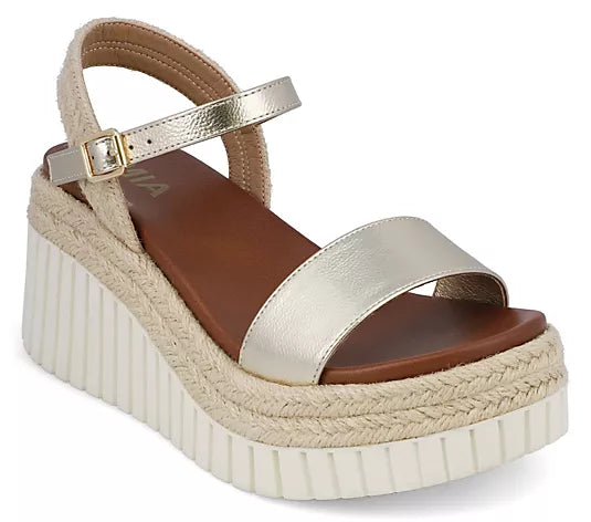 Mia Yanis Wedge